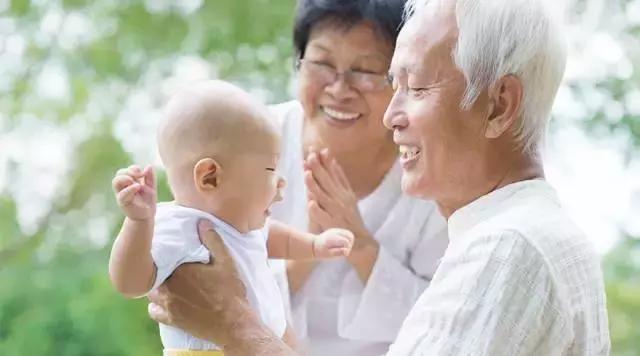 要奶奶不要爸妈违法吗,宝宝亲老人不亲爸妈怎么办