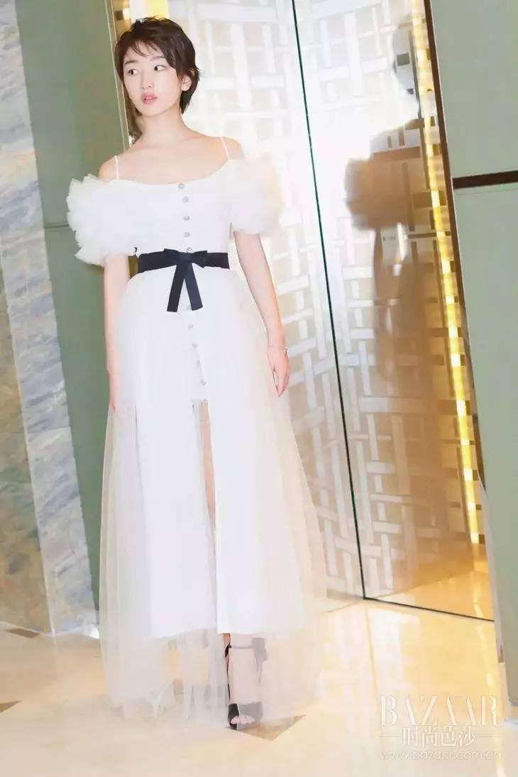 你穿一字肩膀子大？周冬雨她们的吊带款就能这么瘦，到底怎回事？