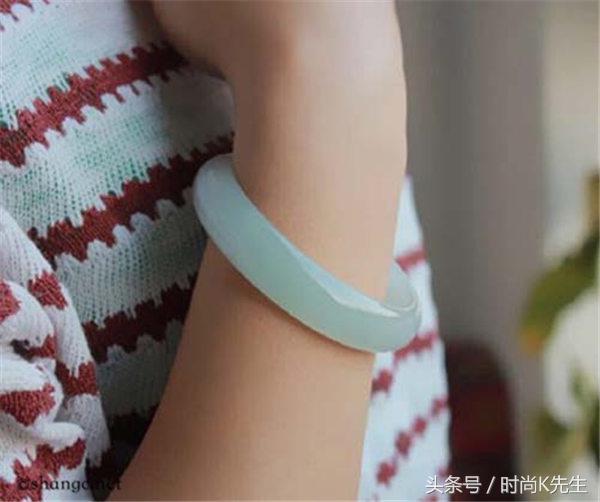 玉镯表面有点坑坑洼洼能戴光滑吗,和田玉镯子表面粗糙了怎么变光滑