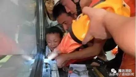 小男孩被电梯夹断胳膊,小孩手指被三轮车夹住