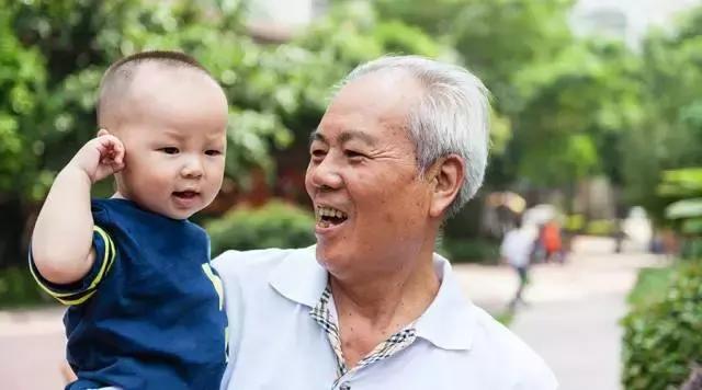 要奶奶不要爸妈违法吗,宝宝亲老人不亲爸妈怎么办