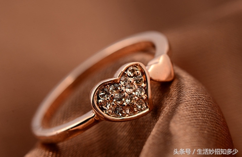 黄金首饰怎么清洗才光亮如新,黄金首饰放久了发黑怎么清洗