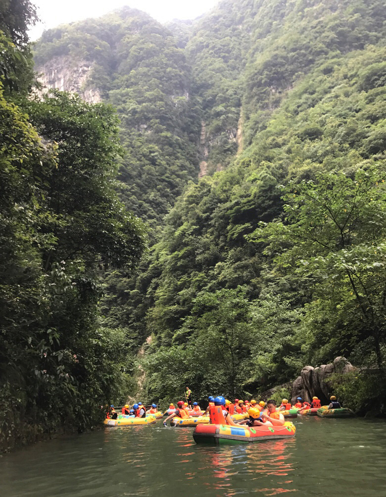 神龙峡漂流一个船可以坐几个人,新兴天露山梅溪古镇神龙峡漂流