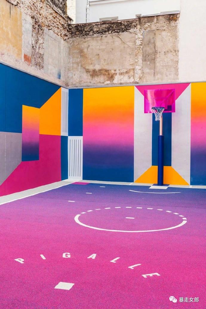 巴黎艺术篮球场配色 (巴黎色彩缤纷的篮球场)