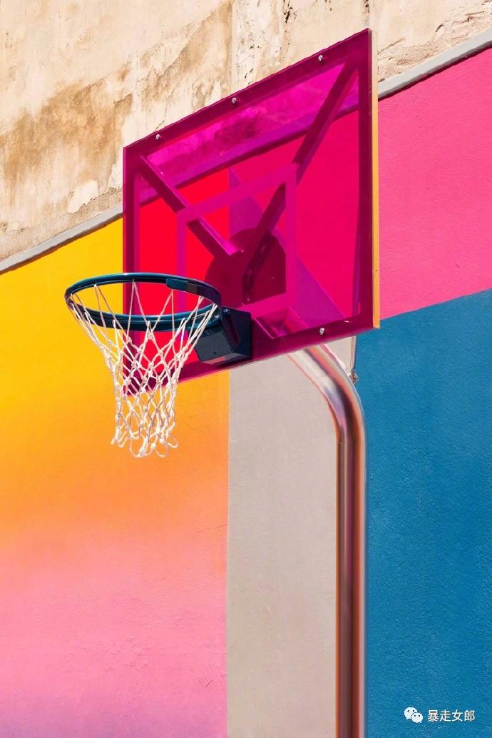 巴黎艺术篮球场配色 (巴黎色彩缤纷的篮球场)