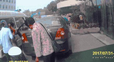 孕妇烧伤保护婴儿,孕妇羊水破裂民警紧急开道救助