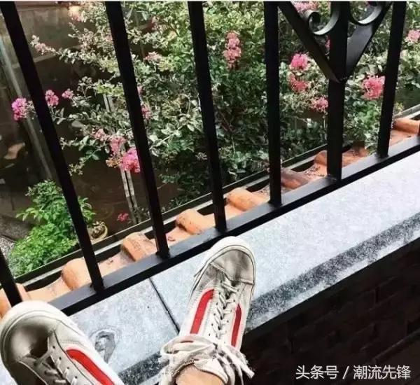 杨幂这双鞋子是什么牌子的,杨幂最近穿的回力小白鞋