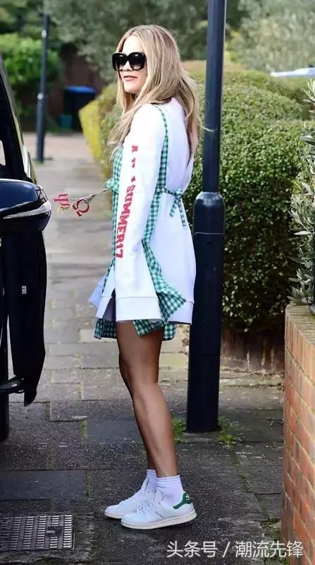 杨幂这双鞋子是什么牌子的,杨幂最近穿的回力小白鞋