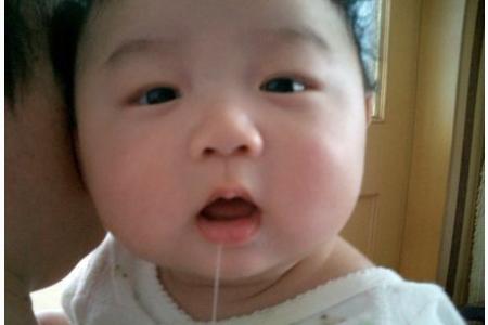 宝宝流口水是烂嘴吗,一个月的宝宝流清口水是什么原因