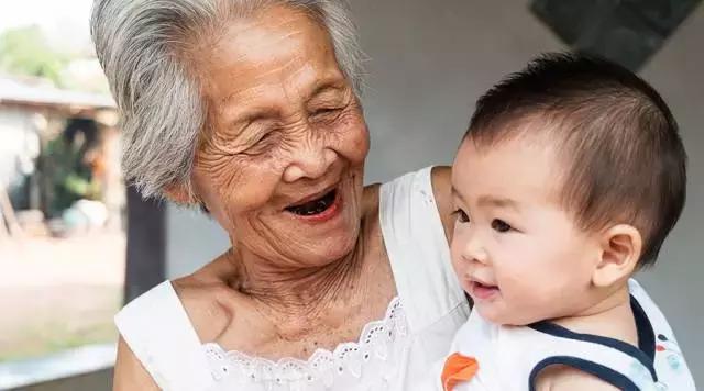 要奶奶不要爸妈违法吗,宝宝亲老人不亲爸妈怎么办