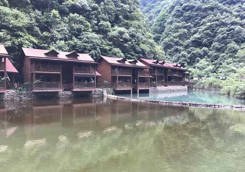 神龙峡漂流一个船可以坐几个人,新兴天露山梅溪古镇神龙峡漂流