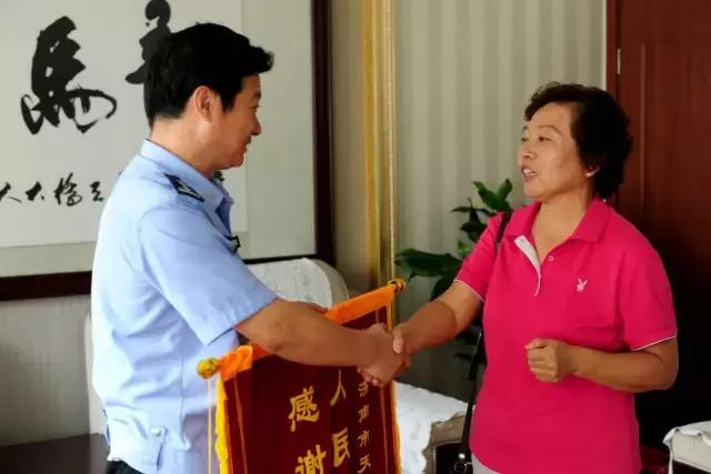 孕妇烧伤保护婴儿,孕妇羊水破裂民警紧急开道救助