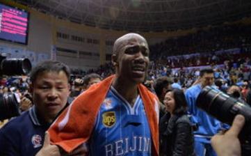 马布里向老东家北京首钢发出电影首映邀请，换来的却是禁止球员参加电影首映！