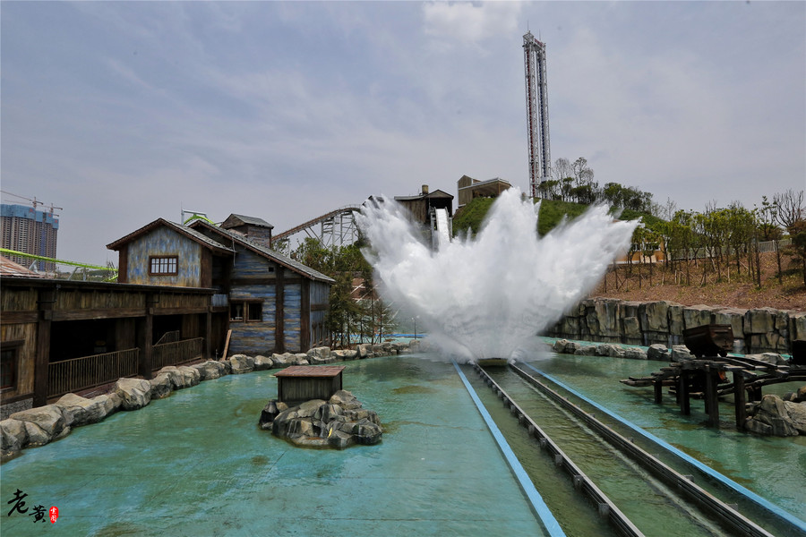 重庆欢乐谷，这个项目让你秒湿全身，40°这么玩才酣畅