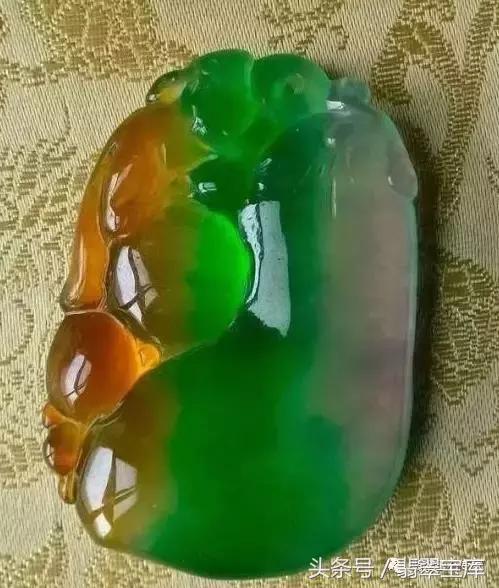 清代玻璃种五彩“翡翠”手镯现世，卖一个亿你说过不过分？