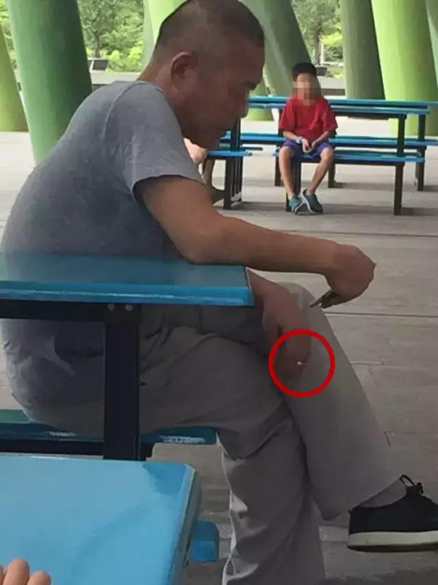 「曝光台」无视病人健康！某医院保安在大门口吸烟