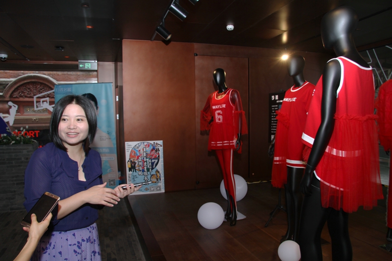 时尚与运动的跨界融合，“设计师眼中的球衣展”上海开幕