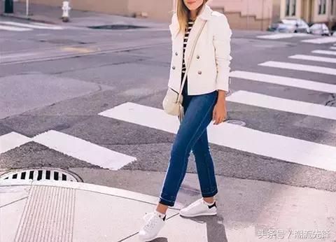 杨幂这双鞋子是什么牌子的,杨幂最近穿的回力小白鞋