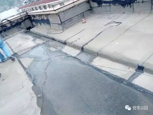 屋顶漏水怎么修补最简单的方法,房顶漏水用水泥补