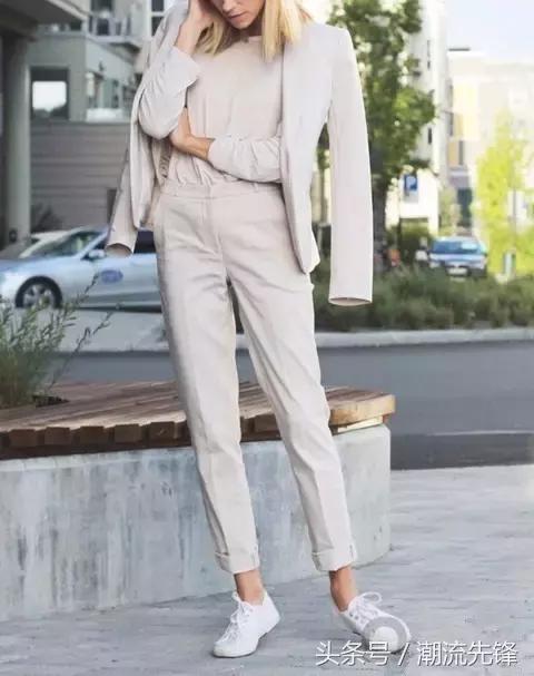 杨幂这双鞋子是什么牌子的,杨幂最近穿的回力小白鞋