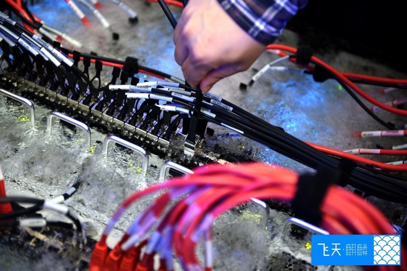 阿里浸没式液冷服务器,把服务器放进水里