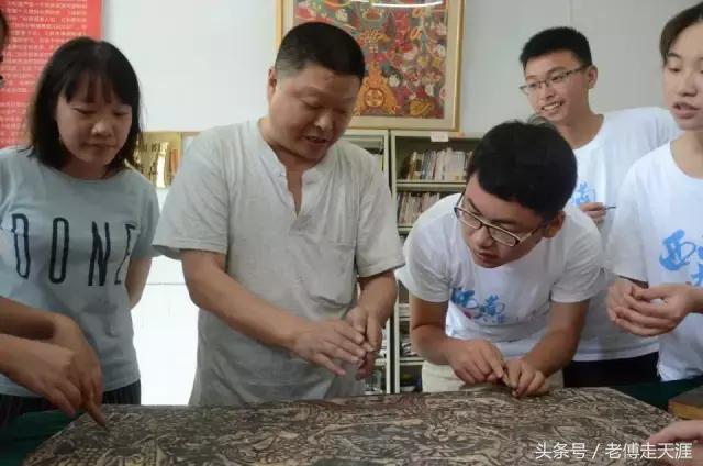 10名大一男女生，暑假在梁平用100元办了一件事~