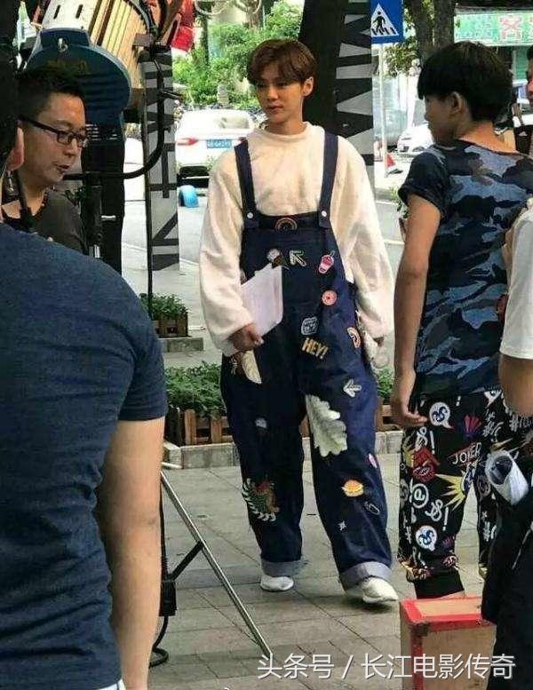 甜蜜暴击鹿晗关晓彤偷偷接吻花絮,甜蜜暴击鹿晗关晓彤接吻现场花絮