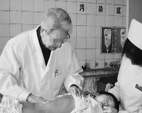 皮肤青一块紫一块是白血病吗,四岁小孩腿上多处青的是什么原因