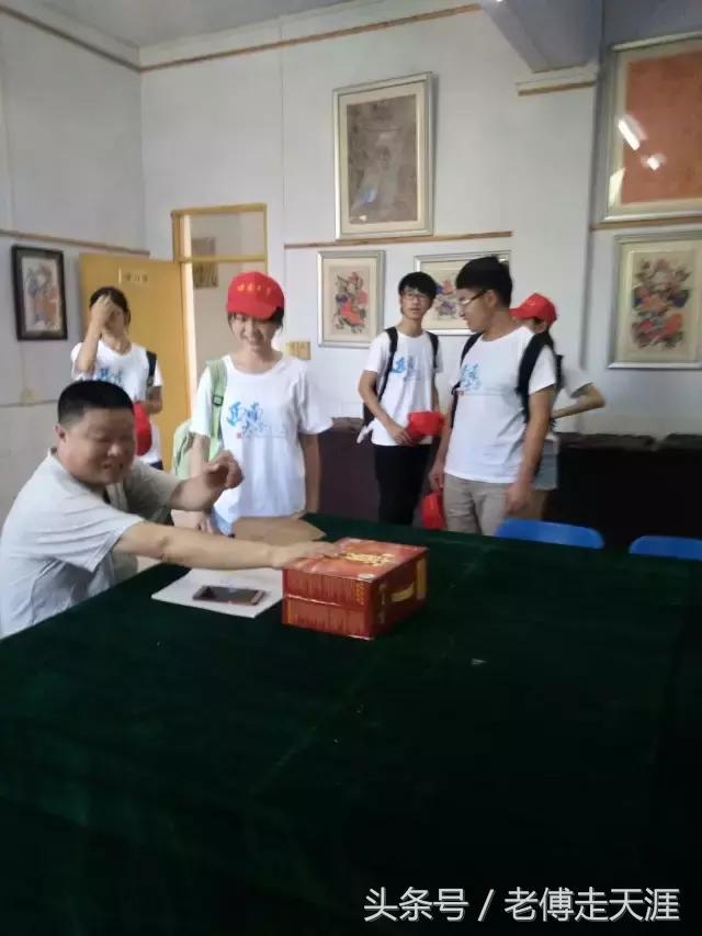 10名大一男女生，暑假在梁平用100元办了一件事~