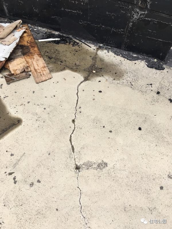 屋顶漏水怎么修补最简单的方法,房顶漏水用水泥补