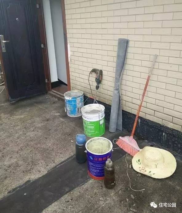 屋顶漏水怎么修补最简单的方法,房顶漏水用水泥补