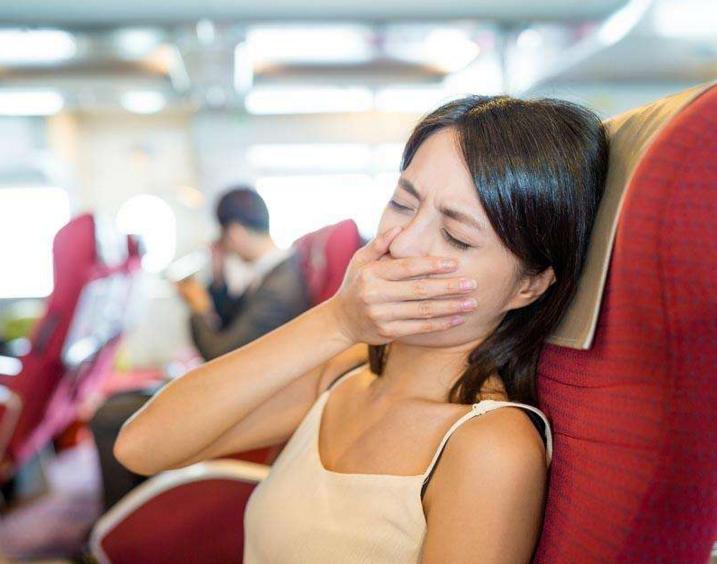 出门晕车最有效的方法,一招搞定晕车呕吐的穴位手腕