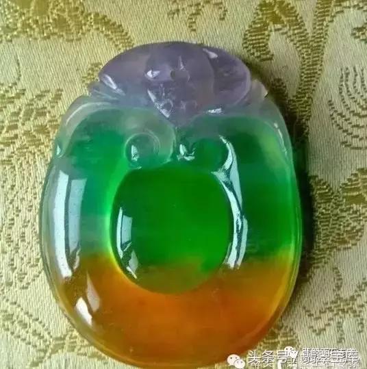 清代玻璃种五彩“翡翠”手镯现世，卖一个亿你说过不过分？