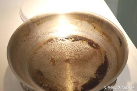 糊底的锅非常难洗,糊了的锅怎么刷干净
