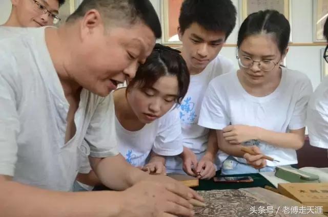 10名大一男女生，暑假在梁平用100元办了一件事~