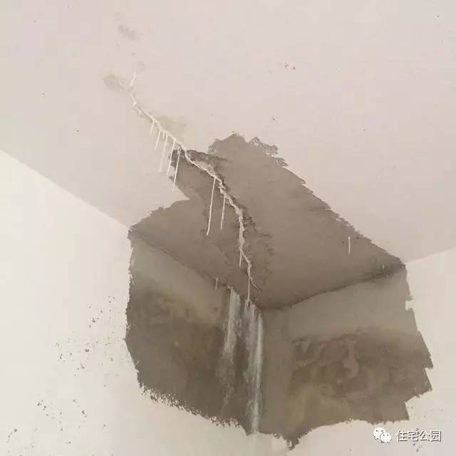 屋顶漏水怎么修补最简单的方法,房顶漏水用水泥补