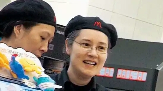 无数人女神，拍*情艳**片未火成麦当劳服务员获赞