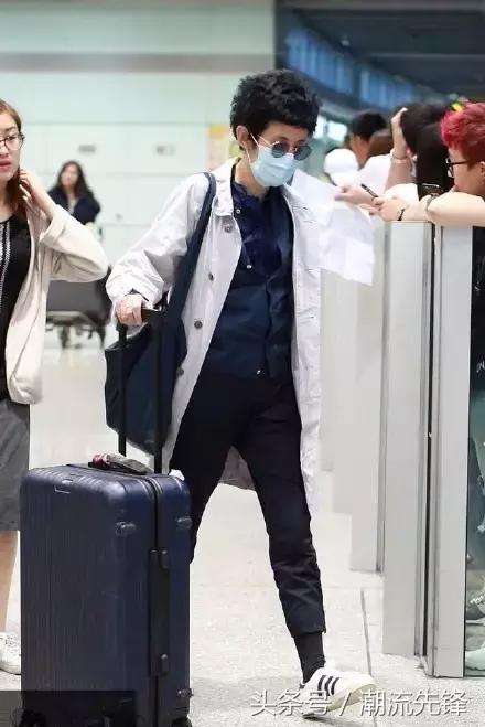 杨幂这双鞋子是什么牌子的,杨幂最近穿的回力小白鞋