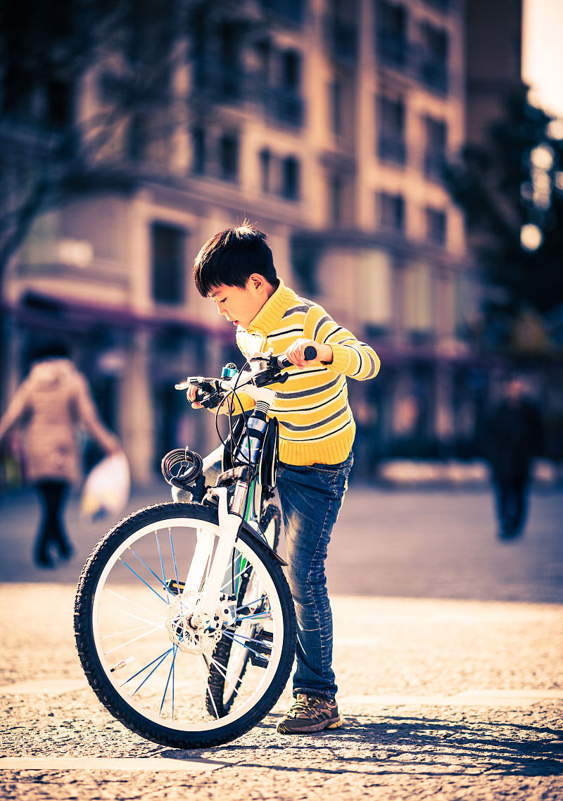 骑自行车时，蹬车、捏闸、响铃用英文怎么说？