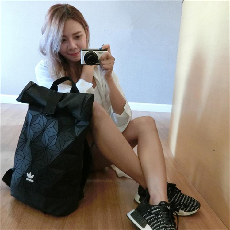 adidas三叶草和三道杠的双肩包,adidas双肩包三叶草