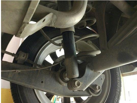 汽车减震器漏油是漏的什么油,汽车减震器漏油危险吗