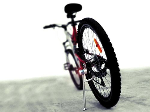 骑自行车时，蹬车、捏闸、响铃用英文怎么说？