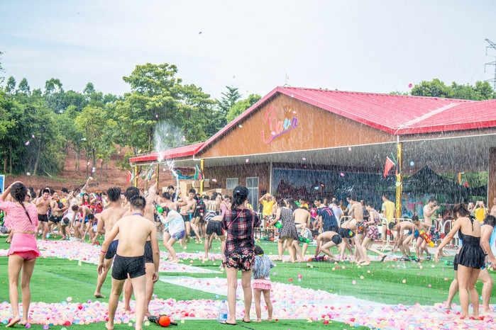 一个、两个非洲友人都晒中暑了，妈妈我要去巴伐利亚避暑