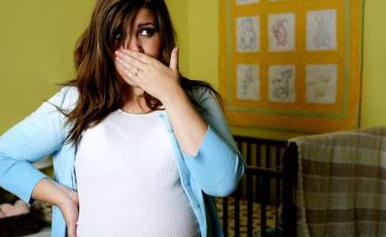 孕吐嗓子出血是怎么回事,孕吐到喉咙发苦是什么原因