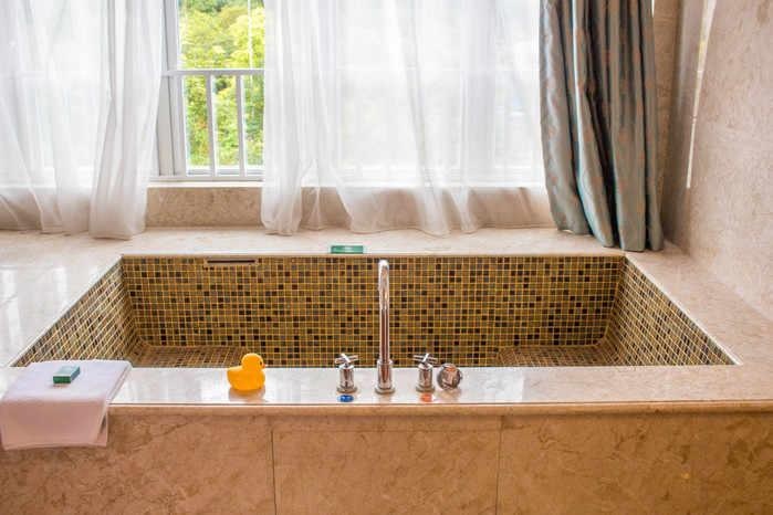 一个、两个非洲友人都晒中暑了，妈妈我要去巴伐利亚避暑