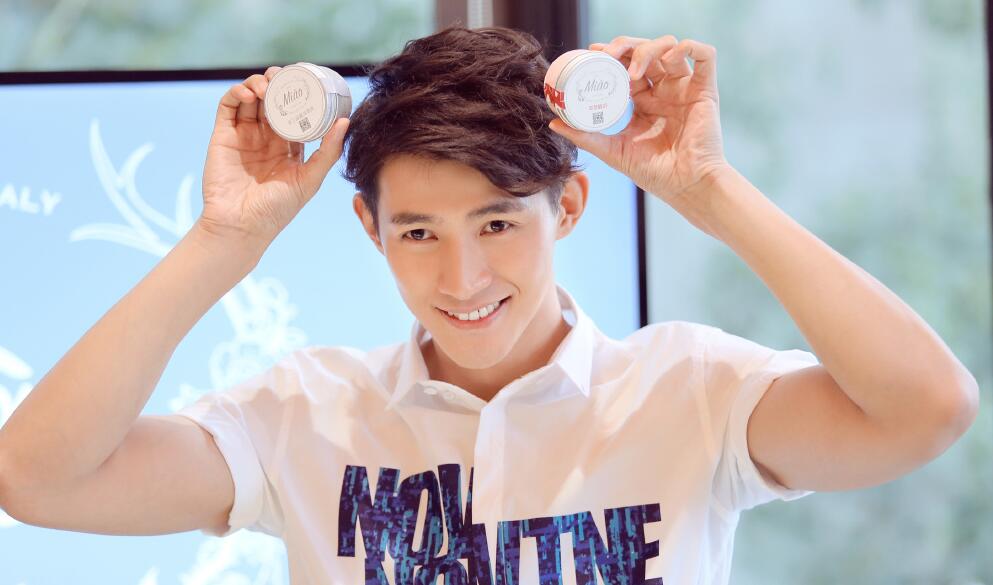 24岁出道，超模出身，《思美人》火遍全国，搭档小s成新晋男神