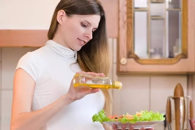 橄榄油有营养但这样吃大错特错,橄榄油怎么吃最合理呢