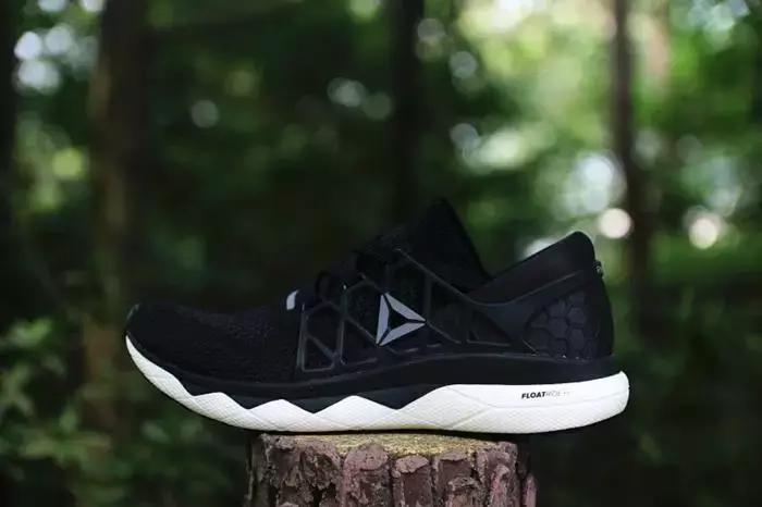 reebok什么跑鞋最好,䨻科技跑鞋踩开有多爽
