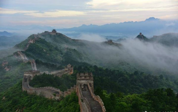 自带仙气效果，如临仙境奇缘，你见过这么高颜值的万里长城吗？
