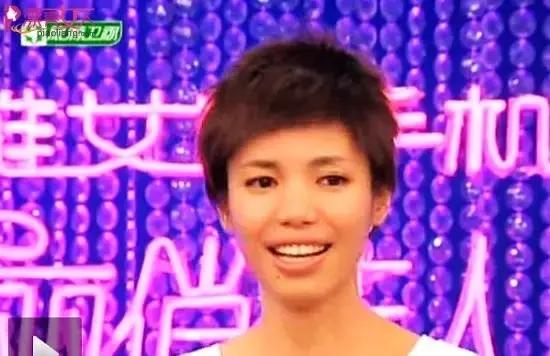 大嘴短发被讽“怪物”，如今逆袭时尚圈第一宠儿